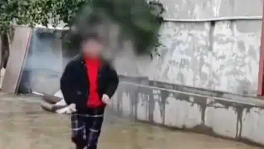  网友水池里试放二踢脚 池子崩坏