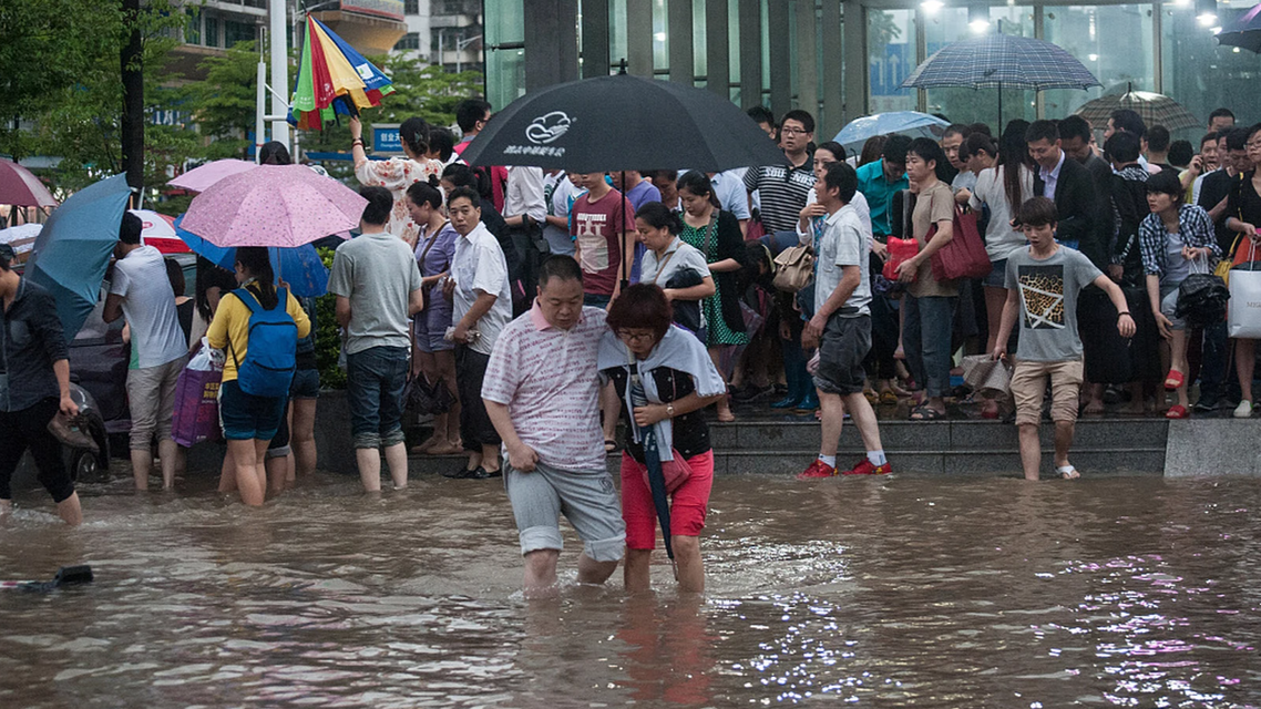 深圳暴雨红警 路面积水成河一片汪洋