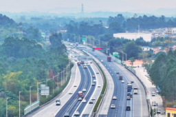   小车刹车失灵狂奔490公里 油耗尽才停 缩略图