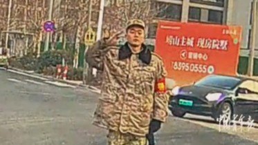 司机礼让部队车辆 军人摘手套敬礼