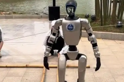   机器人来广西三月三也要跳舞 缩略图