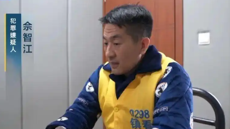 佘智江被捕画面：满脸笑意 十分嚣张