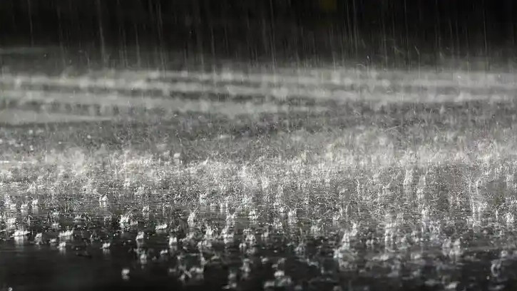 西安发布暴雨红色预警 部分街道内涝