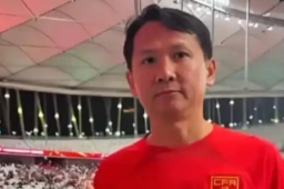 “退钱哥”将穿国足战袍观世界杯