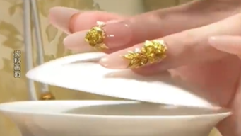  有人将4万元金饰做成美甲