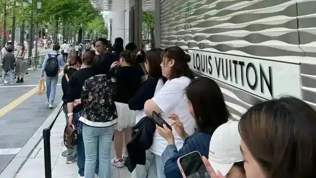 全球跑的中国游客 让老外过上黄金周