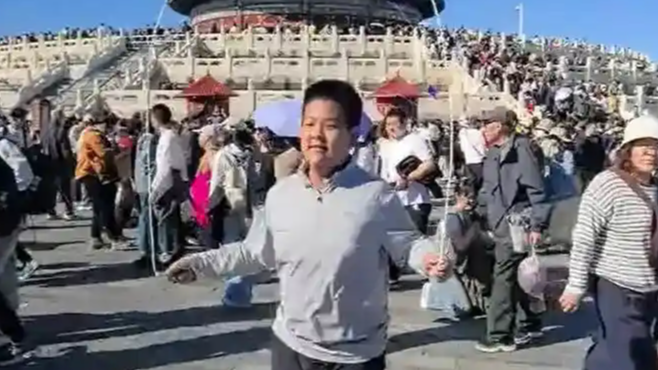 一生要强的山东学生在景区随时大小跳