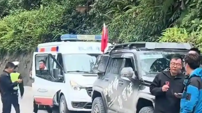  救护车拉警报开道旅游 多方回应