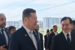 冈村富夫乘高铁抵杭感叹高铁站真大