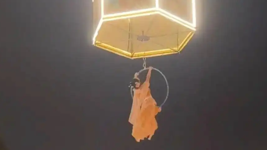 女演员突然从高处坠落 景区回应