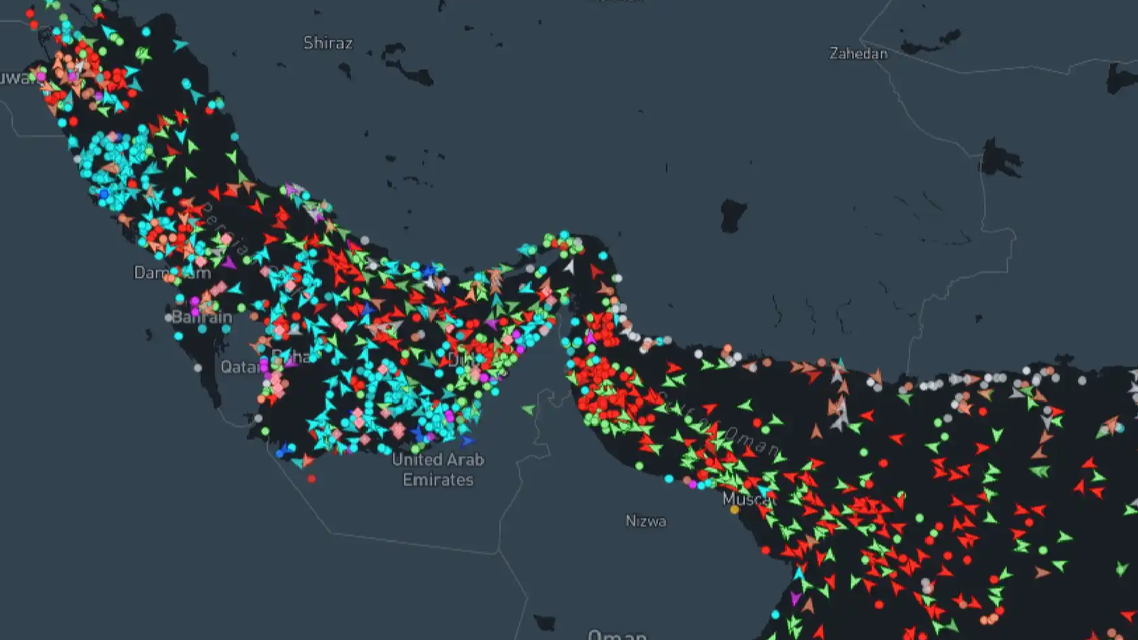 霍尔木兹海峡密密麻麻船只集体趴窝
