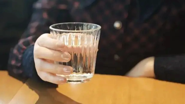这样喝水的人可能越喝越胖