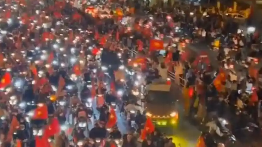 越南球迷涌上街头庆祝U23亚洲杯季军