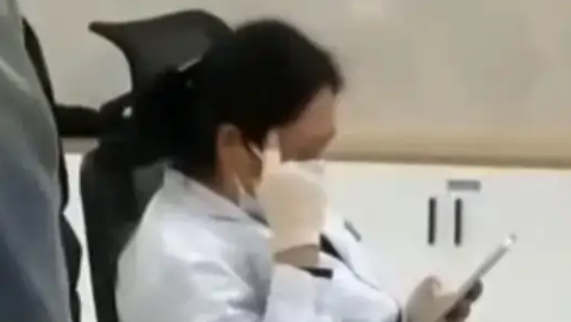 医院通报收费员玩手机致多人排队