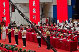 食堂阿姨一句叮嘱让全场响起掌声