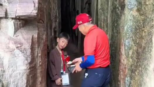 韩国游客给中国孩子韩币做纪念