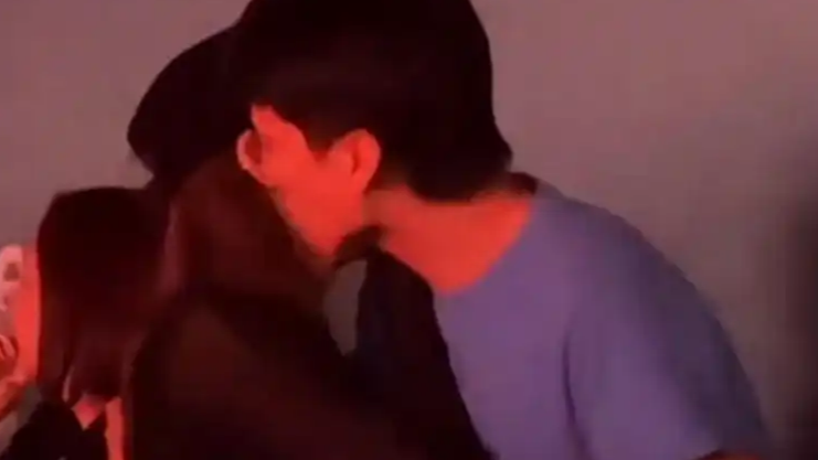  Ryan对欧阳娜娜也是搂搂抱抱