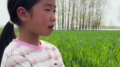 8岁女孩清明节回老家给妈妈扫墓