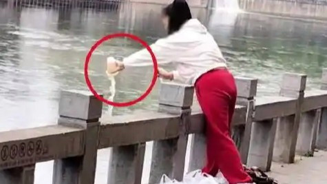 女子河边“放生”奶茶？水务局介入