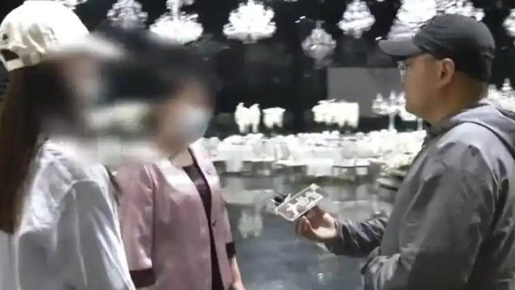 精心筹备婚礼还没敬酒宾客已散场