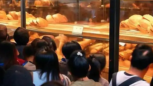  排2小时买面包？你的焦虑成黄牛生意