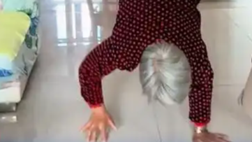 80岁奶奶展示倒立行走