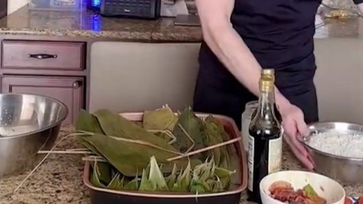  外国人开始包粽子了
