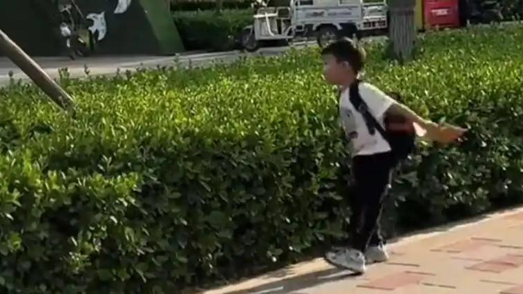 小孩1个月9次弄丢书包 妈妈发现真相