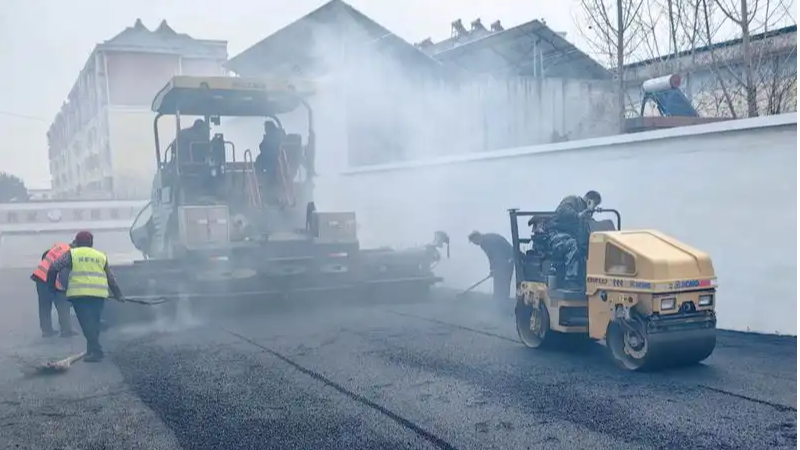 武汉一路面铺一年就被铲？施工方回应