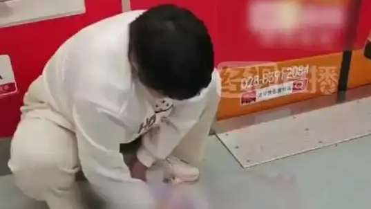 重庆红十字会称将帮助地铁吐血女孩
