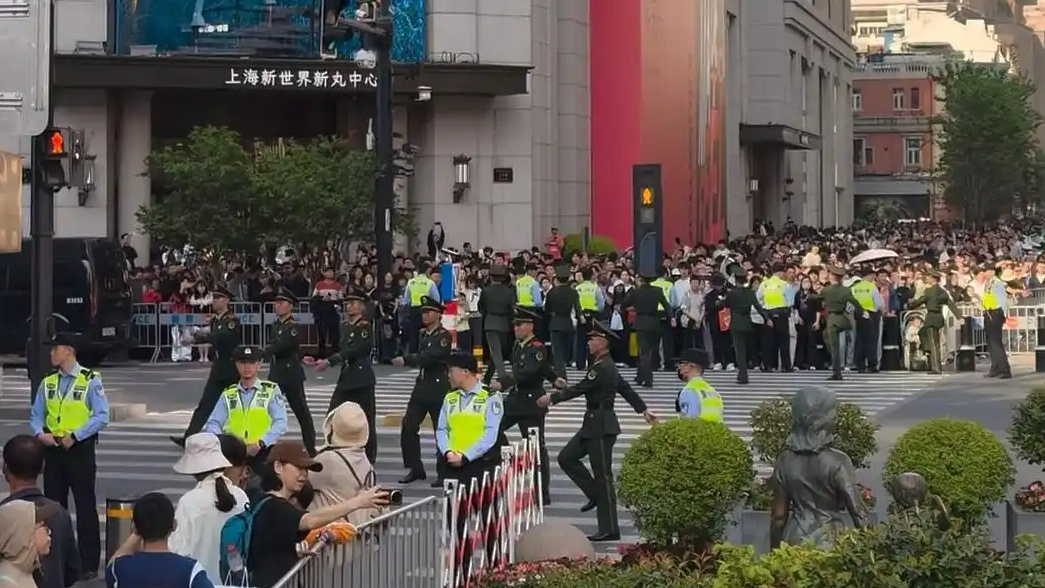  上海“拉链式”人墙成热门打卡点