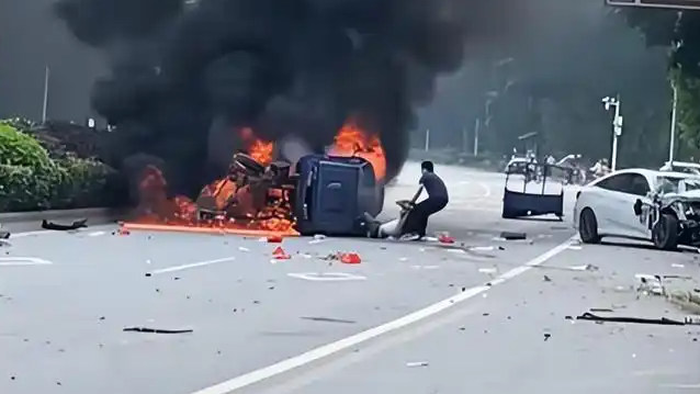 兩車相撞起火 男子徒手掰車救人