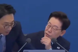 李在明开会对着电脑愣住：文件没保存？