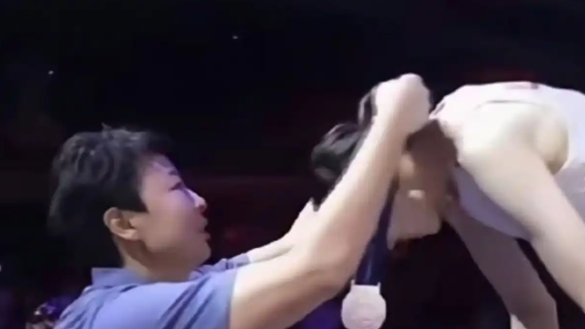 冯坤为中国女排颁奖