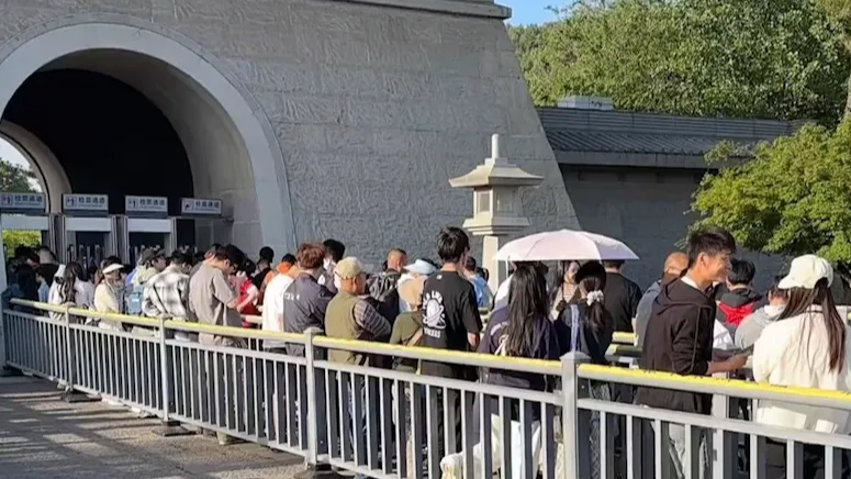 景區(qū)擠得還以為在發(fā)雞蛋