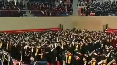  中山大学万余名毕业生8秒自助拨穗