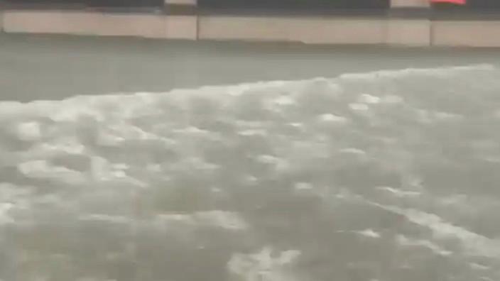 台风登陆苏州：街道变河道车手变水手