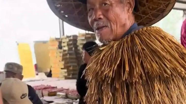  烟台老人的纯手工蓑衣火了