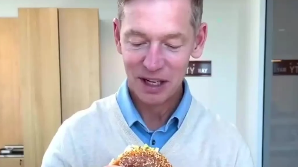  麦当劳CEO试吃新品翻车