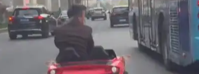 男子驾驶孩子的玩具车上路被教育
