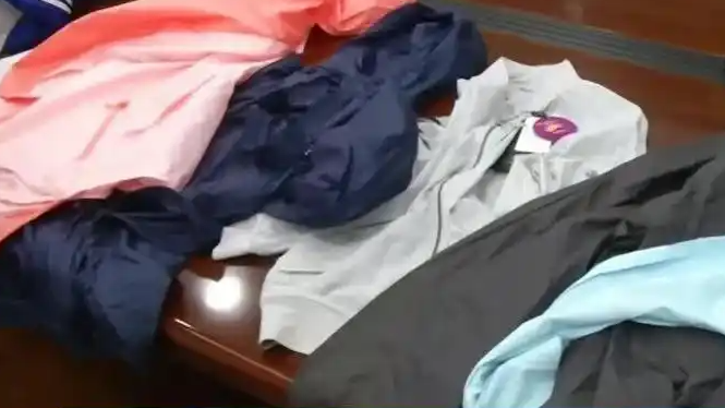  “今天起 出门多穿红色衣服”