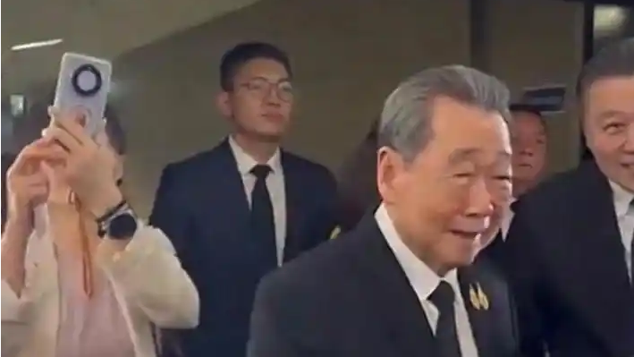  泰国前首富现身《给阿嬷的情书》首映礼