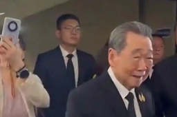  泰国前首富现身《给阿嬷的情书》首映礼 缩略图