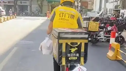 年轻人流行骑自行车送外卖 带薪减肥