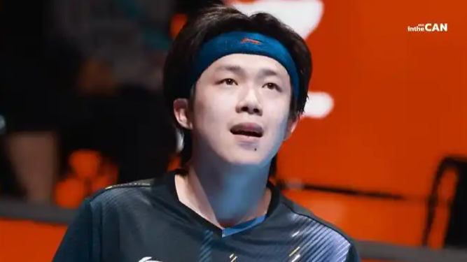 王楚钦夺冠后被搀扶着下台阶