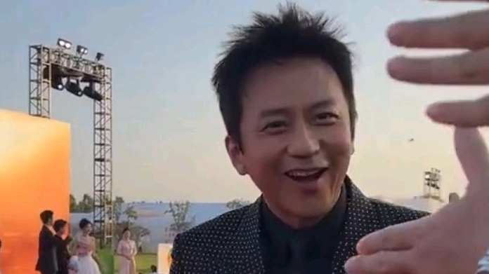 邓超走红毯帮观众捡水