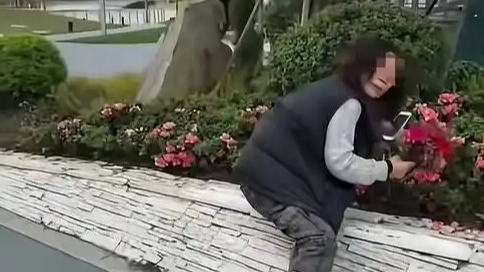 女子制止大妈在公园摘花反遭回怼