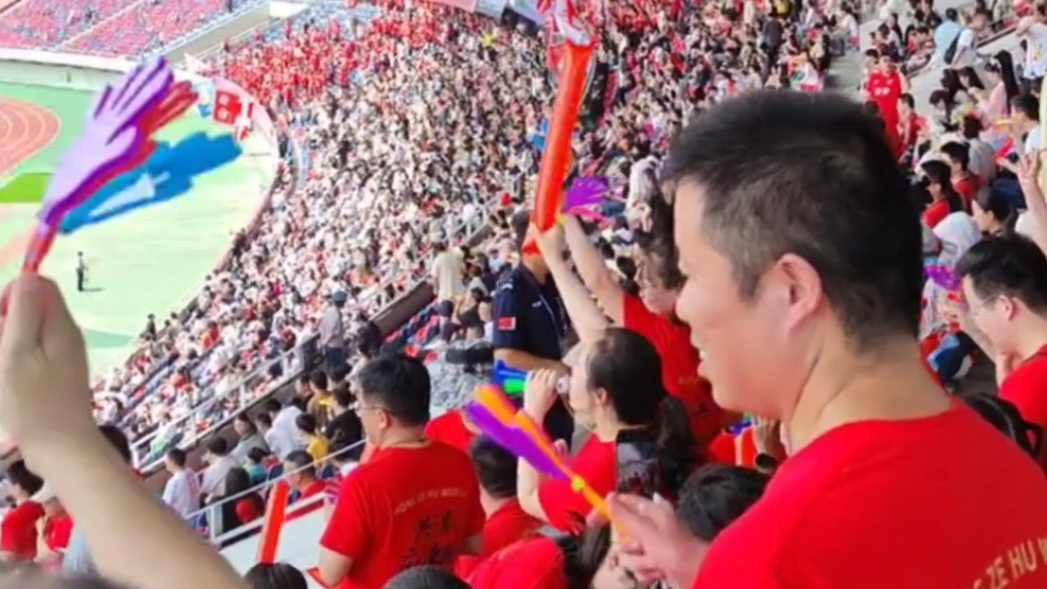  淮安看台一片红 堪比国足阵仗
