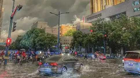 郑州强降雨致内涝 街道积水严重