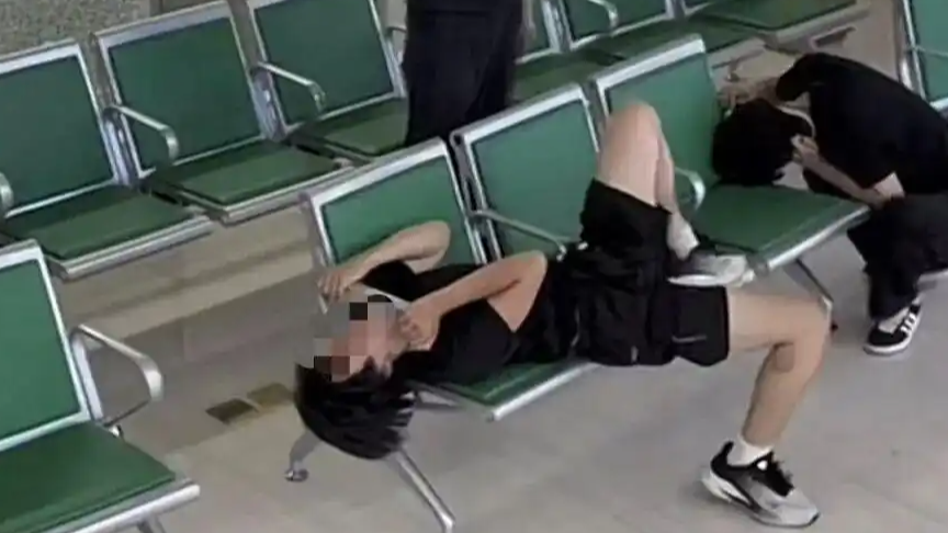 小伙被椅子扶手卡头 朋友救助也被卡